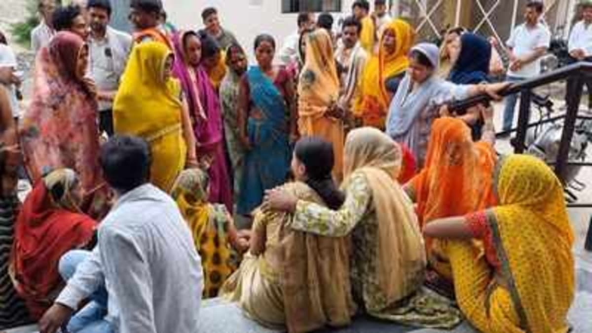 हरदोई: बेटे को फंदे पर झूलता देख मां ने तीसरी मंजिल से कूदकर दी जान, मचा हड़कंप