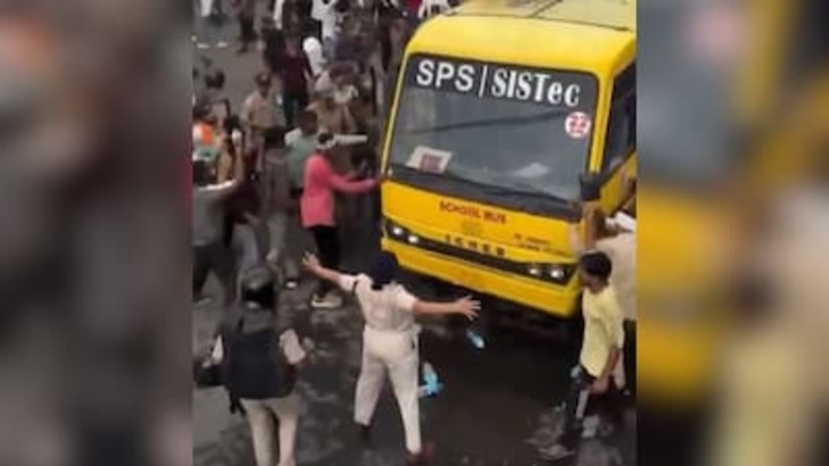 भोपाल की 'लेडी सिंघम' ने चलती बस के सामने खड़े होकर किसानों को रोका, वायरल हुआ वीडियो