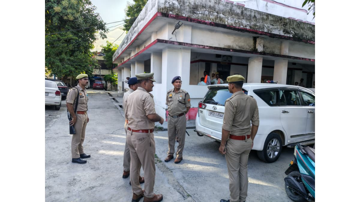 रामपुर: एसपी ने मिलक तहसील का किया औचक निरीक्षण, ड्यूटी में लापरवाही पर पुलिसकर्मियों को लगाई फटकार