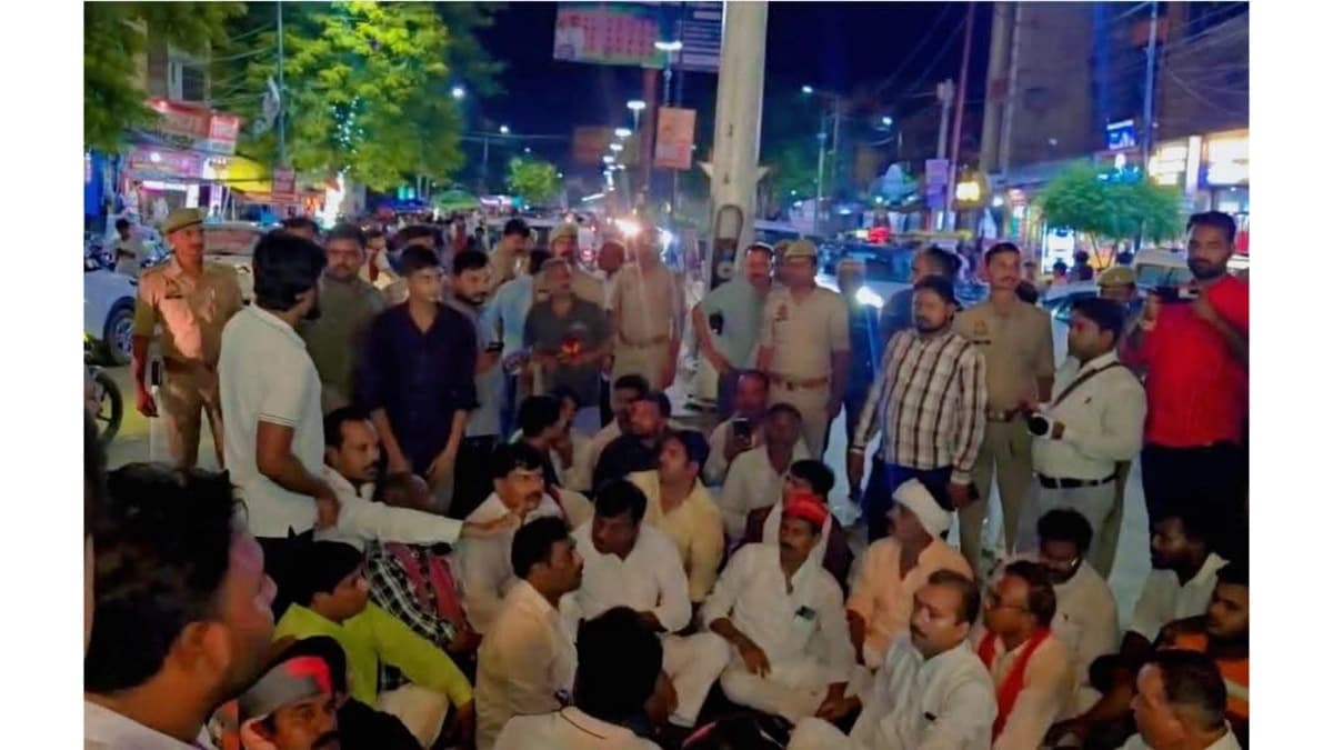 दिल्ली में अखिलेश यादव की हिरासत पर संतकबीरनगर में सपा का प्रदर्शन, पु