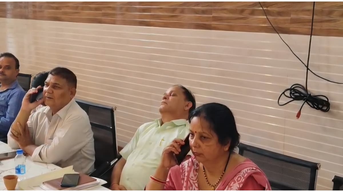 मिलक में संपूर्ण समाधान दिवस में सो रहे अधिकारी का वीडियो वायरल, सीडीओ की अध्यक्षता में हुई बैठक