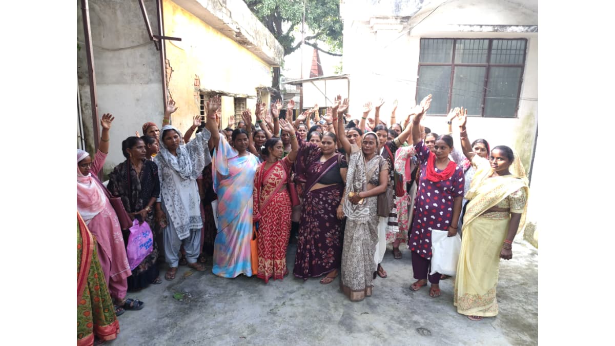 मिलक में आशा बहुओं का सम्मान न मिलने से आक्रोश, ₹20 हजार मासिक मानदेय की मांग को लेकर सौंपा ज्ञापन