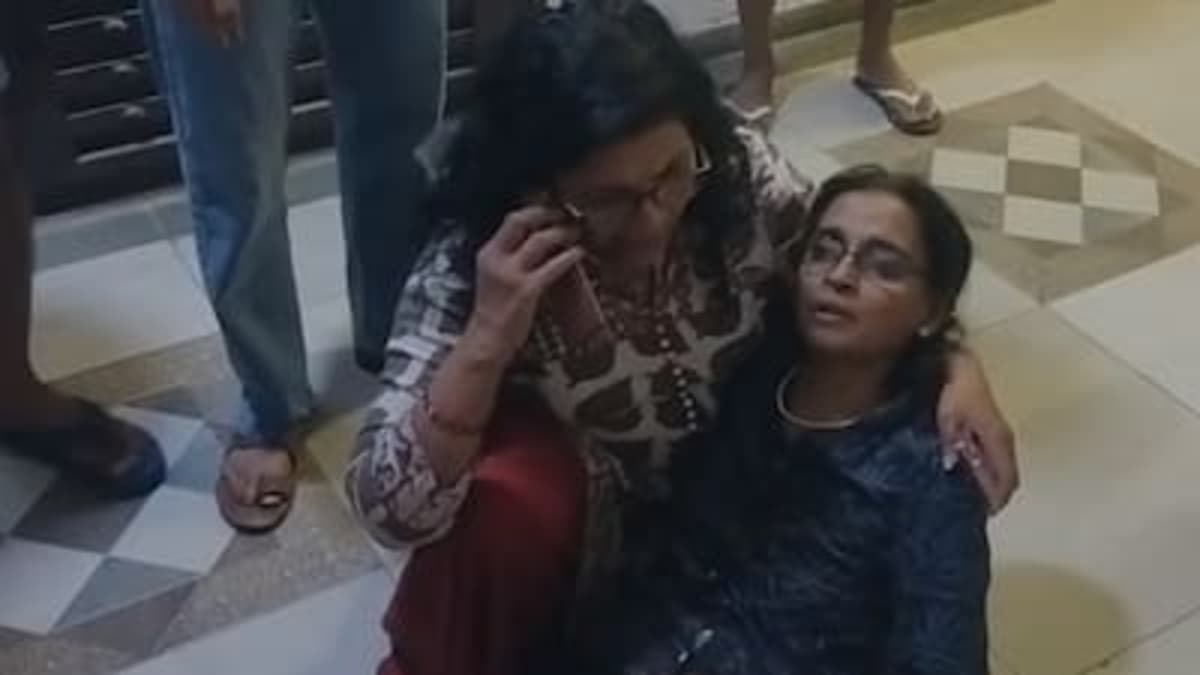 ग्रेटर नोएडा वेस्ट: सोसाइटी की लिफ्ट में 20 मिनट फंसी महिला, बाहर आते ही हुई बेहोश, अस्पताल में भर्ती